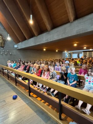 Foto des Albums: Abschiedsfeier in der Kirche in Hollstadt