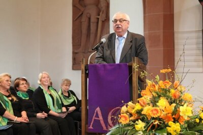 Edgar Ro&szlig;kopf &uuml;bermittelt die Gr&uuml;&szlig;e des Kreischorverbandes Dieburg  (Bild vergr&ouml;&szlig;ern)
