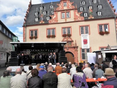 ... vor beeindruckender Kulisse  (Bild vergr&ouml;&szlig;ern)