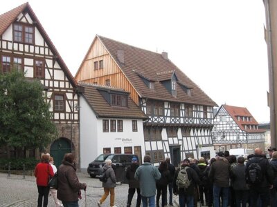 Vor dem Lutherhaus in Eisenach  (Bild vergr&ouml;&szlig;ern)