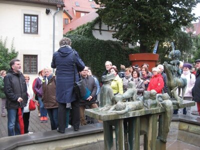 Aufmerksame Zuh&ouml;rer bei der Stadtf&uuml;hrung  (Bild vergr&ouml;&szlig;ern)