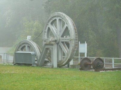Oberwei&szlig;bacher Bergbahn - ehemalige Antriebesteile  (Bild vergr&ouml;&szlig;ern)