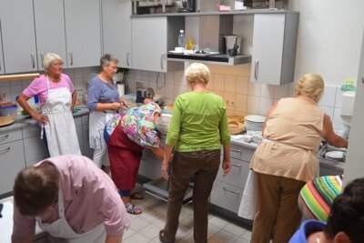 Das K&uuml;chenteam (eine Schicht)  (Bild vergr&ouml;&szlig;ern)