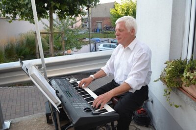 Musikalische Unterhaltung 2  (Bild vergr&ouml;&szlig;ern)