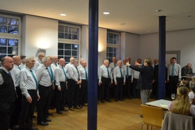 Der M&auml;nnerchor hinter S&auml;ulen  (Bild vergr&ouml;&szlig;ern)
