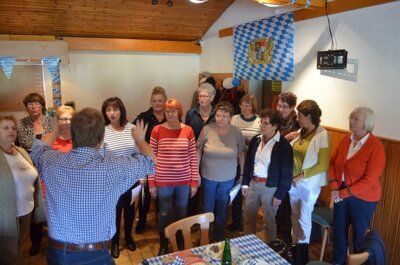St&auml;ndchen des Frauenchors  (Bild vergr&ouml;&szlig;ern)