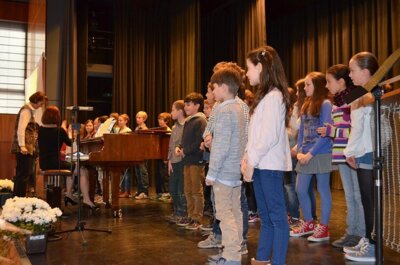 Schulchor der Geiersbergschule, Chorleiterin: D&ouml;rthe Glogner  (Bild vergr&ouml;&szlig;ern)