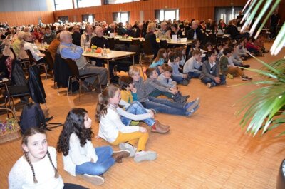 Wir sitzen in der ersten Reihe  (Bild vergr&ouml;&szlig;ern)