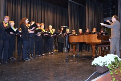 "Women & Voices" aus Babenhausen, Chorleiter: Rodrigo C. Alfonso  (Bild vergr&ouml;&szlig;ern)