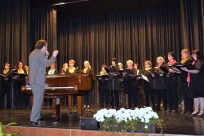 "Women & Voices" aus Babenhausen, Chorleiter: Rodrigo C. Alfonso  (Bild vergr&ouml;&szlig;ern)