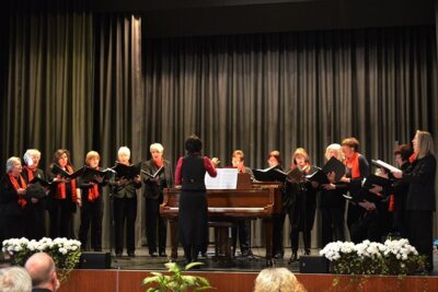 "Riccina Vocalis" aus Richen, Chorleiterin: Hie Jeong Byun  (Bild vergr&ouml;&szlig;ern)