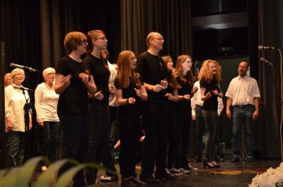 GSL Chor zusammen mit dem Jugendchor "Fly 2", Chorleiter: Werner Utmelleki  (Bild vergr&ouml;&szlig;ern)