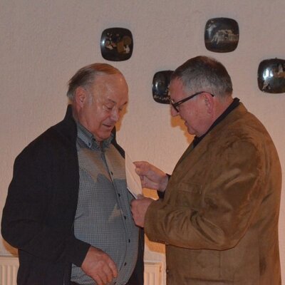 Ehrung f&uuml;r besondere Verdienste  (Bild vergr&ouml;&szlig;ern)
