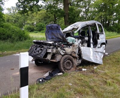 VUPK &ndash; Fahrer wurde im PKW eingeklemmt  (Bild vergr&ouml;&szlig;ern)