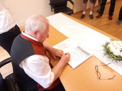 Foto des Albums: Eintrag ins Goldene Buch der Gemeinde Zandt - Monsignore Augustin Sperl