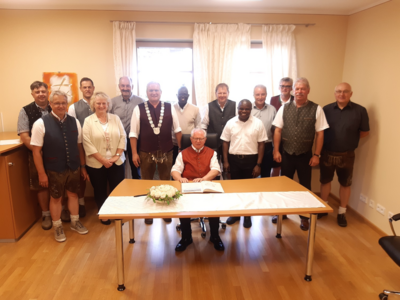 Foto des Albums: Eintrag ins Goldene Buch der Gemeinde Zandt - Monsignore Augustin Sperl