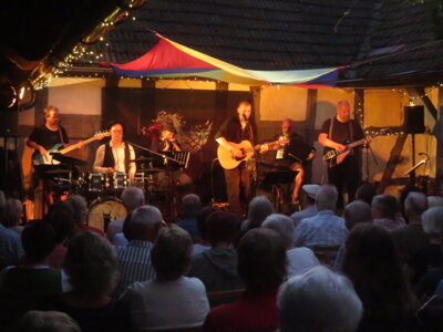 Fotoalbum Ralph Schüller & Band - ein Abschlusskonzert der LIEDERTOUR zum Margarethenfest, welches den voll gefüllten Pfarrhof verzauberte und ein beseeltes Publikum in die Nacht gehen lies