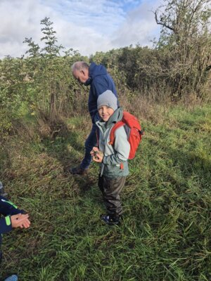 Foto des Albums: Die Kinder der Klassen 2a und 2b erkunden die Hecke als Lebensraum
