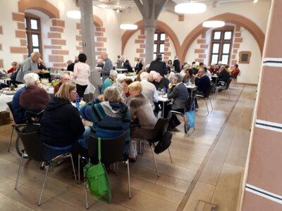 gut gef&uuml;llter Saal  (Bild vergr&ouml;&szlig;ern)