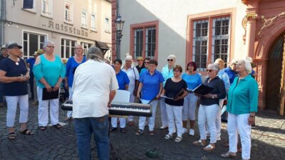 FC Auftritt vor dem Rathaus ...  (Bild vergr&ouml;&szlig;ern)