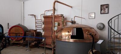 Braukessel und Filteranlage  (Bild vergr&ouml;&szlig;ern)