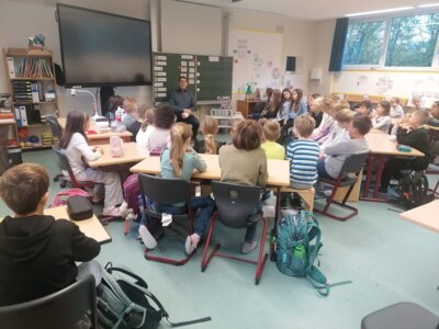 Foto des Albums: Die vierten Klassen besuchen die VG in Heustreu und begrüßen Herrn Bürgermeister Bruckmüller im Schulhaus in Hollstadt