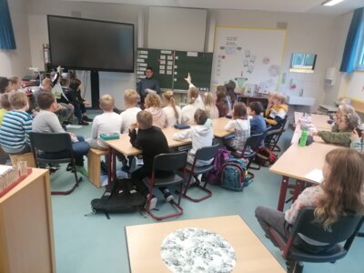 Foto des Albums: Die vierten Klassen besuchen die VG in Heustreu und begrüßen Herrn Bürgermeister Bruckmüller im Schulhaus in Hollstadt