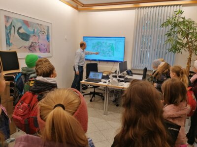 Foto des Albums: Die vierten Klassen besuchen die VG in Heustreu und begrüßen Herrn Bürgermeister Bruckmüller im Schulhaus in Hollstadt