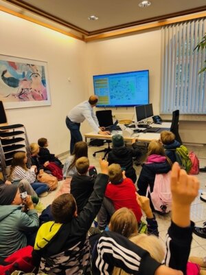 Foto des Albums: Die vierten Klassen besuchen die VG in Heustreu und begrüßen Herrn Bürgermeister Bruckmüller im Schulhaus in Hollstadt