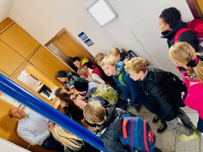 Foto des Albums: Die vierten Klassen besuchen die VG in Heustreu und begrüßen Herrn Bürgermeister Bruckmüller im Schulhaus in Hollstadt