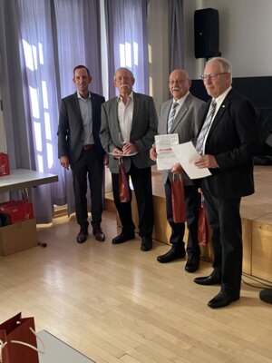 in Gro&szlig;-Zimmern: Ehrung f&uuml;r 60 Jahre aktives Singen ( G&uuml;nter Gei&szlig;ler )  (Bild vergr&ouml;&szlig;ern)