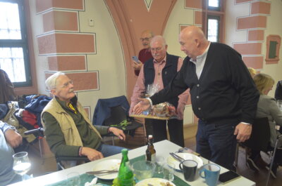 Alwin Kreher und Norbert Naumann &uuml;berreichen Gernot Espelage ein Abschiedsgeschenk  (Bild vergr&ouml;&szlig;ern)