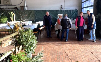 Das Verkaufspersonal stand bereit 