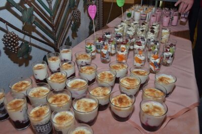 s gab auch selbstgemachte Desserts  (Bild vergr&ouml;&szlig;ern)