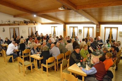 Der Saal f&uuml;llt sich ...  (Bild vergr&ouml;&szlig;ern)