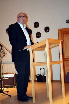 Der 1. Vorsitzende begr&uuml;&szlig;t S&auml;nger und G&auml;ste und w&uuml;nscht ...  (Bild vergr&ouml;&szlig;ern)