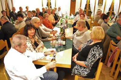 .... heizt das Publikum auf  (Bild vergr&ouml;&szlig;ern)