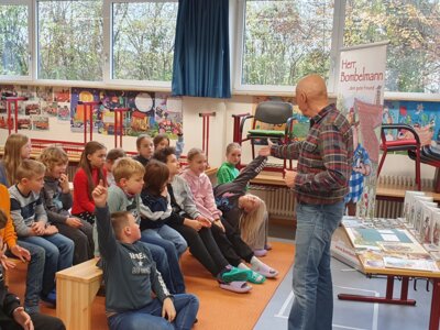 Foto des Albums: Herr Bombelmann zu Besuch an der Grundschule Hollstadt-Wollbach