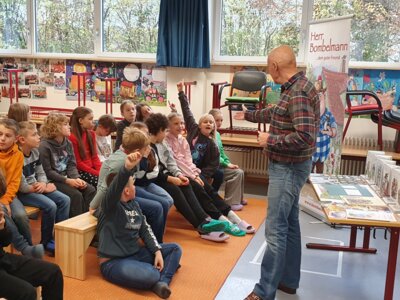Foto des Albums: Herr Bombelmann zu Besuch an der Grundschule Hollstadt-Wollbach