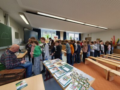 Foto des Albums: Herr Bombelmann zu Besuch an der Grundschule Hollstadt-Wollbach