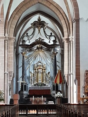 Hochaltar der &auml;ltesten Kirche Aschaffenburgs  (Bild vergr&ouml;&szlig;ern)