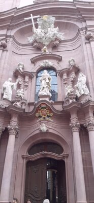 Marienkr&ouml;nung am Portal  (Bild vergr&ouml;&szlig;ern)