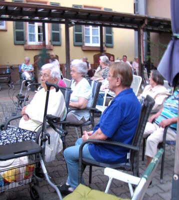 ... zahlreiche Zuh&ouml;rer  (Bild vergr&ouml;&szlig;ern)