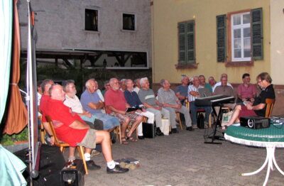 MC probt im Hof des Rodensteiner Schlosses  (Bild vergr&ouml;&szlig;ern)