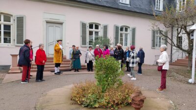 Empfang vor dem Barockschloss  (Bild vergr&ouml;&szlig;ern)