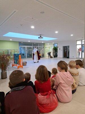 Fotoalbum Der Nikolaus besucht die ersten Klassen