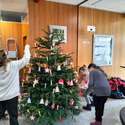 Fotoalbum Unsere Klasse 4b schmückt den Christbaum in der Raiffeisenbank Obermain Nord e.G.