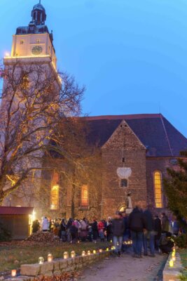 Fotoalbum ADVENTSGLÜHEN - Zusammenkommen auf dem Kirchplatz bei Kerzenlicht, Lieder singen, Punch, Glühwein und vieles mehr sowie Bastelangebote für Kinder im Gemeindehaus