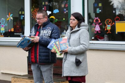 Foto des Albums: Bücherübergabe