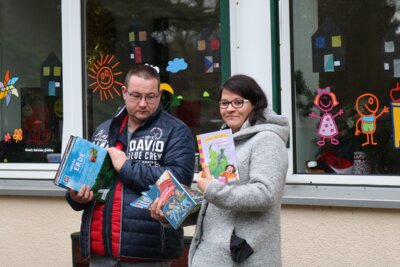 Foto des Albums: Bücherübergabe